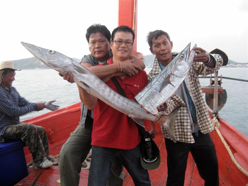  [b]ปลาอินทรีถูกเอาไปจัดข้าวต้ม ตอนมื้อเช้า..สุดยอดครับ..แช่น้ำปลาทอดตอนเที่ยง..ก็เยี่ยม บ่ายเอามาทำ
