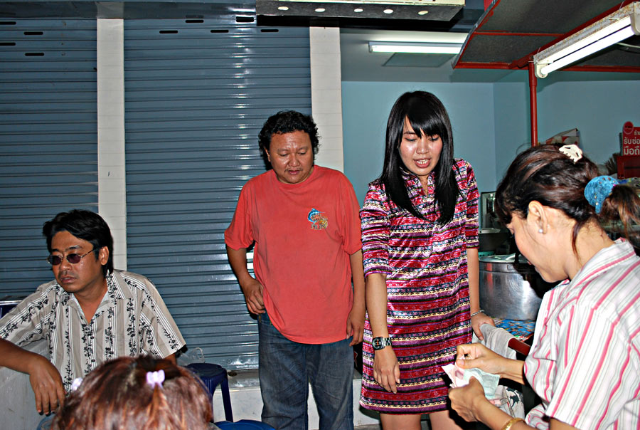 สวัสดีครับน้า....anyao ....น้านก....น้องโย....deknarok....MadAss135 

[q]เรื่องสายตาแบบนี้........