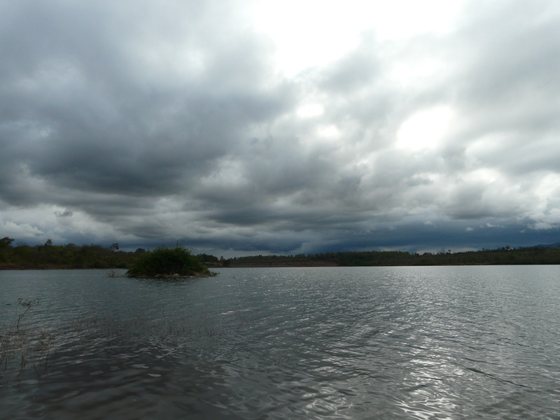เหมือนฝนจาตกเลยรีบเอาปลาไปอวดแฟนดีกว่า อิอิ ชวนมาไม่ยอมมา :laughing: :laughing: