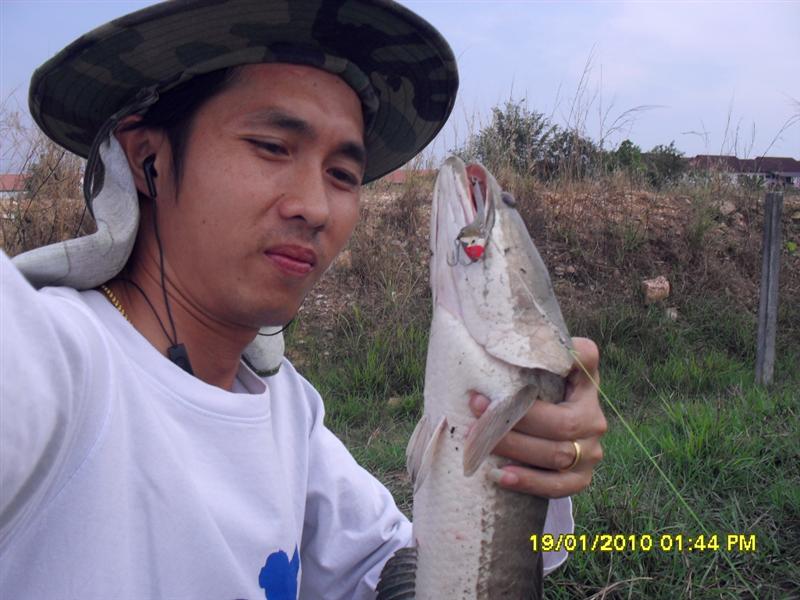 วันนี้หล่อคนเดียวเลยเรา 
ประเดิมชุดใหม่ได้โทรฟี่ด้วย
 :laughing: :laughing: :laughing: :laughing: 