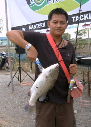 น้าท่านนี้เดินเอาปลามาชั่งบ่อยจริงๆ