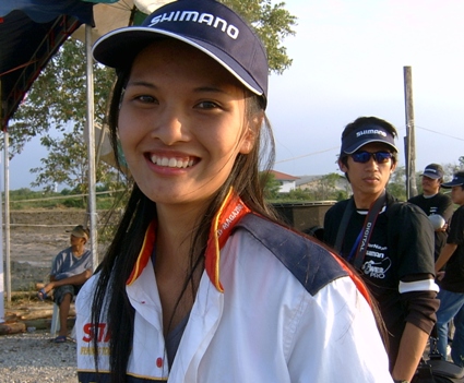 ผู้สื่อข่าวแสนน่ารัก เราแลกถ่ายรูปกันไว้  เสียด้าย ผมดันลืมแลกเบอร์โทร  :laughing: