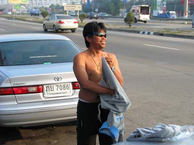 มีโชว์ข้างถนนเลยครับ น้าเรา(ดูเองล