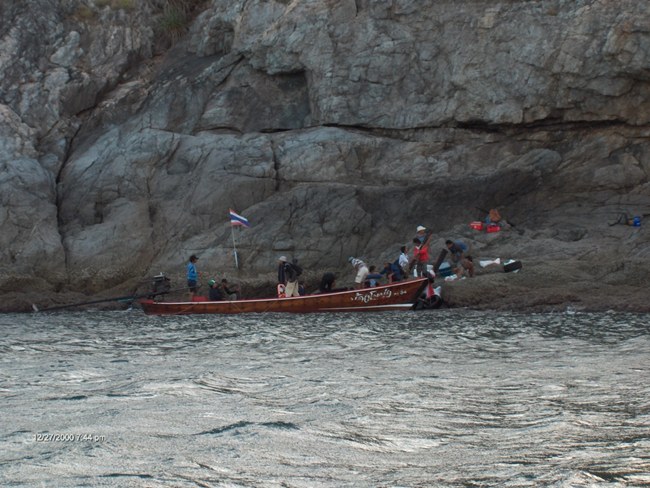 เรือมารับคนกลับฝั่ง   แล้วเอาลมมาด้วยทำไม    