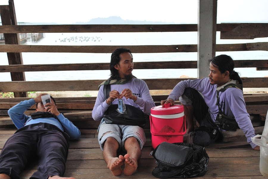 พอดีมีกระท่อมร้างอยู่.....พอได้อาศัยหลบฝน.....  :smile:

ลงเรือลำเล็กๆแบบนี้..... ทุกอย่างตอ้งใส่ถ
