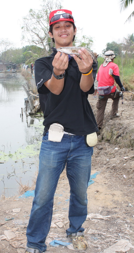  [b]..เฮ้ออออ..มีปลาด้วย..ไม่น่า..[/b] :laughing: :laughing: