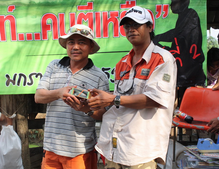 [b]..คู่นี้ใครมอบให้ใครเนี่ย วัยรุ่น งง ..[/b] :laughing: