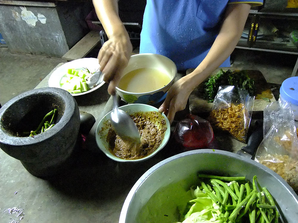 จากนั้นก็เริ่มปรุงละครับ  อร่อยไม่