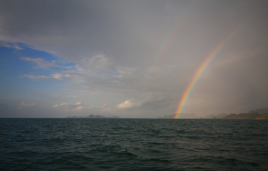 ตื่นตั้งแต่ ตี4 .....ขับรถลากเรือออกลุย....
เอาเรือลงน้ำได้แป๊บเดียว ก้อโดนฝนจัด ๆ พัดกระหน่ำ....ต้