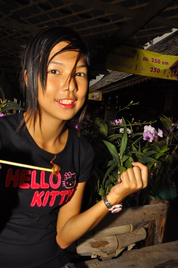 หนอนไหมของโปรดน้องโก้ "อร่อยมาก" :smile: :smile: :smile: :smile: :smile: