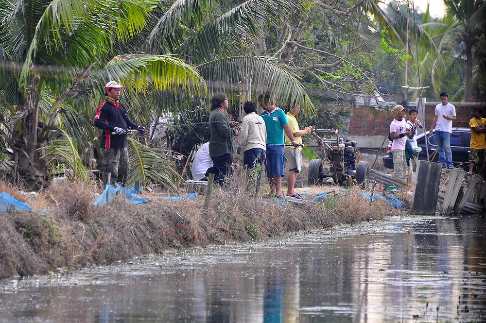 ด้านหน้า ผู้คนก็ยังคับคั่ง  :grin:
