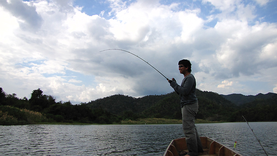 
   กลับขึ้นมาบนเรือก็โดนเลยครับ.....................น้าแลนด์ อาศัยหวดได้ไกลกว่าทำแต้มเพิ่มให้ตัวเอ