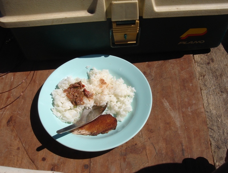 มื้อแรกครับ ง่ายๆ สบายๆ น้ำพริก + กระโทงร่มเค็ม(ซื้อน๊ะครับอย่าคิดมาก)  :umh:   :laughing: :laughing