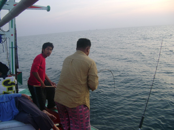 ไต๋กลัวปลามุดท้องเรือเลยมองมาดูคันหัวเรือว่าสายโดนมะ
