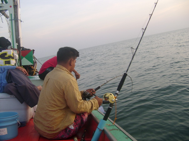 ไต๋ตามไปเกี่ยวอยู่ท้ายเรือ