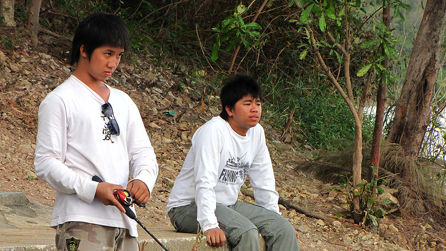  [b]          ลาด้วยภาพนี้แล้วกันครับ...........สองหน่อ.....หวดไม่ยั้ง......เอาไว้คราวหน้าให้คนแพ้กล