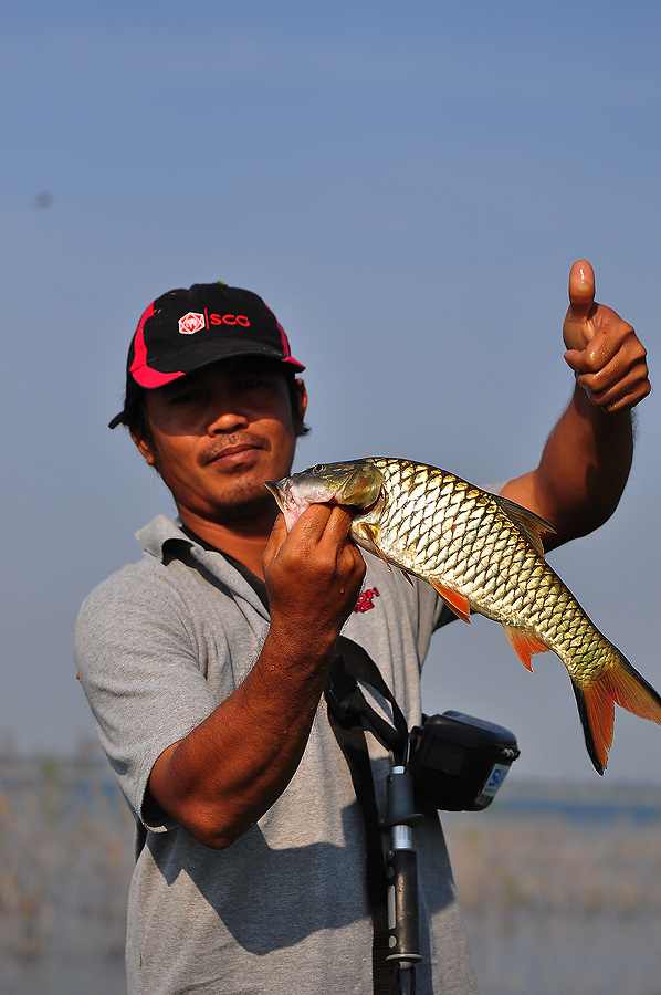 อ้าวววววววววว...............นายเด่ะเดินถือปลาอีกตัวมาหา ผมรอดแล้วน่ะพี่ :grin: :grin: :grin: