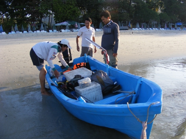 ตอนยกเรือลง ขาไปเบามาก ๆ ครับ ทีเดียวถึงหาด :laughing: :laughing: :laughing: