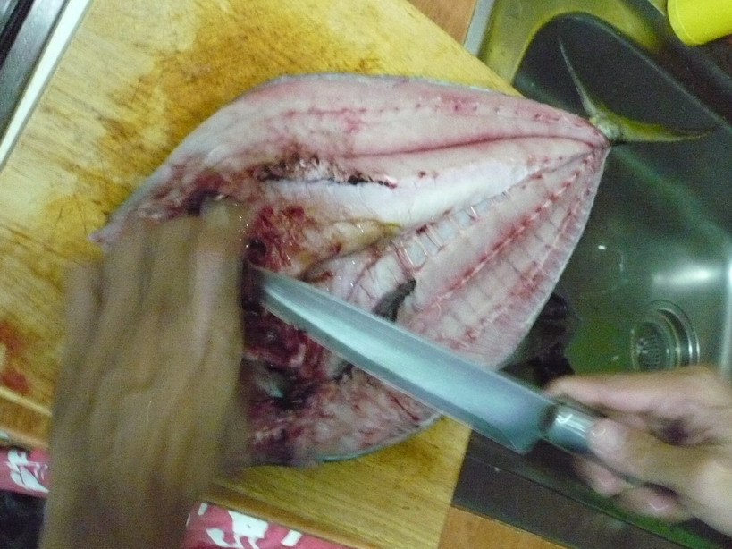 แบะออก เอาเครื่องในและเหงือกออก