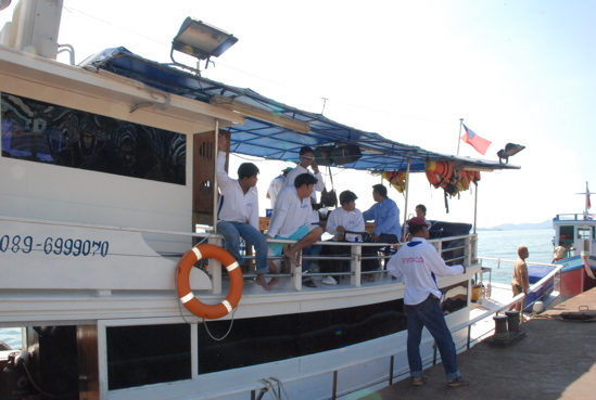 ถึงเกาะ สองแล้วคับ มีคนจะหาซื้อ ไวอะกร้า ไปใช้ในเรือ บอกคันเบ็ดที่เอามา มัน ไม่ค่อยแข็ง ง่ะ   :laugh