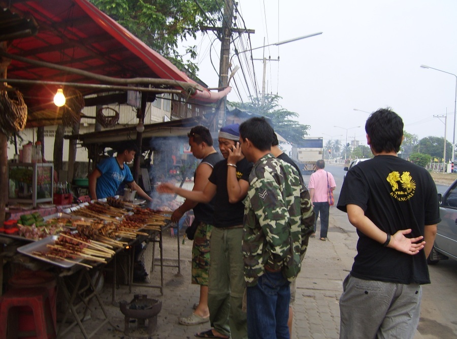 น้าจั่วน้อย  (โทรศัพท์) เป็นตัวกลางประสานงานของทีมในการนัดพบตีปลาในครั้งนี้ครับ :grin: