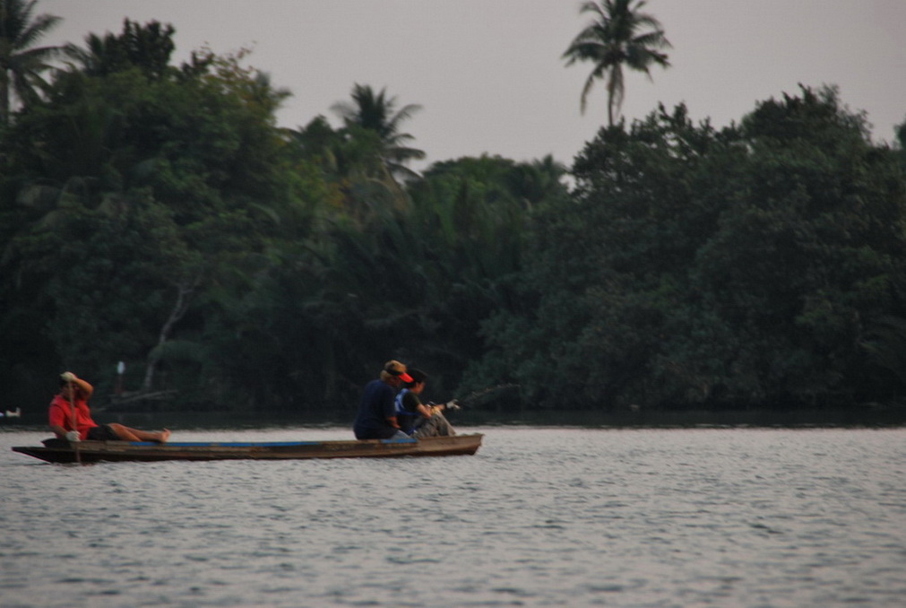 ลงเรือกันมาแล้วค่ะ ไม่ต้องพายเรือไปเอง

ส่วนเรือลำที่นู๋ลงจ้ำพายแทบไม่ทัน

 :laughing: :laughing