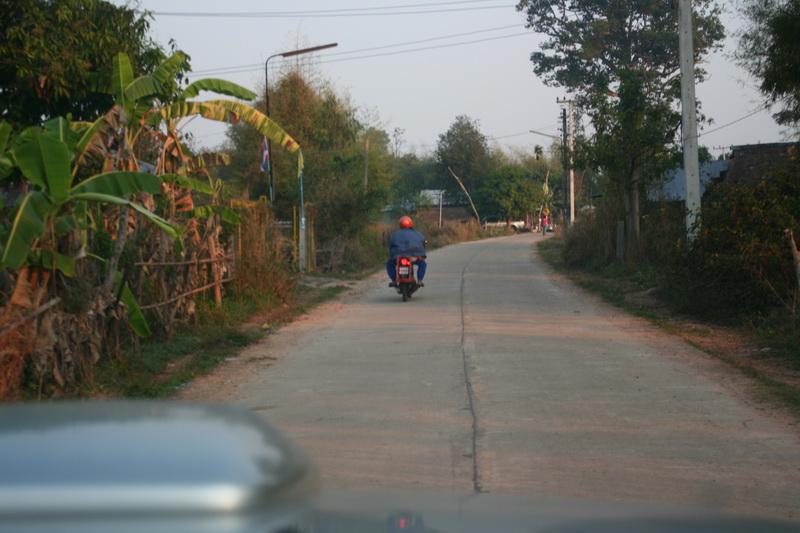 ถึงทางเข้าหมู่บ้านครับ