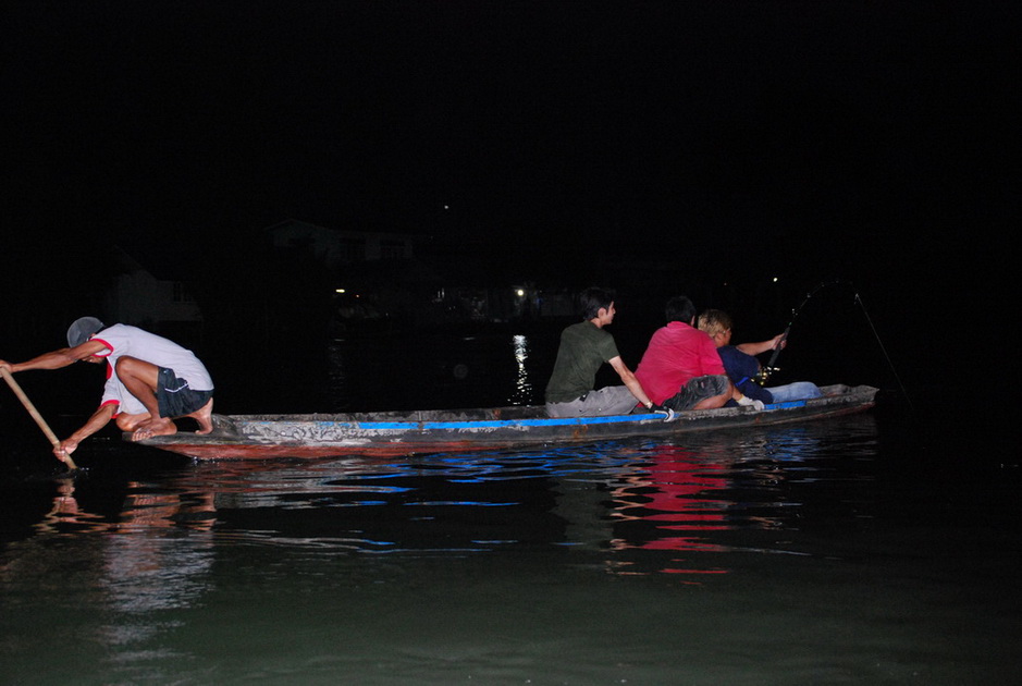 ปลายอมขึ้นมาผิวน้ำแล้วตอนนี้ต้องพายเรือกลับเข้าท่าที่ลงเรือมา

เพราะว่าน้ำขึ้นสูงแล้วไม่สามารถปลดเ