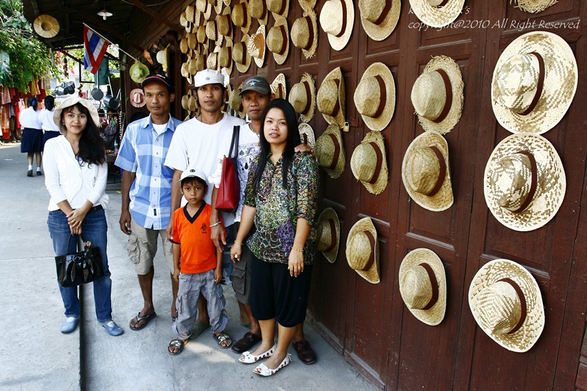 ขากลับพาน้องๆ

แวะตลาด 100 ปี สามชุกซะ