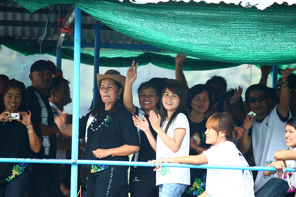 มาต่อกันอีกครับพอดีออกไปตกปลาช่อนมาครับเมือวานแห้ววันนี้ได้ปลาแล้ว  :laughing: :laughing: :laughing: