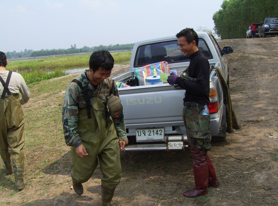 น้าจั่วน้อยอารมณ์ดีเป็นพิเศษครับ เพราะเขาได้งัดปลาใหญ่หลายตัวในเช้าวันนี้

อิ่มทิพย์จนไม่กินข้าวกิ