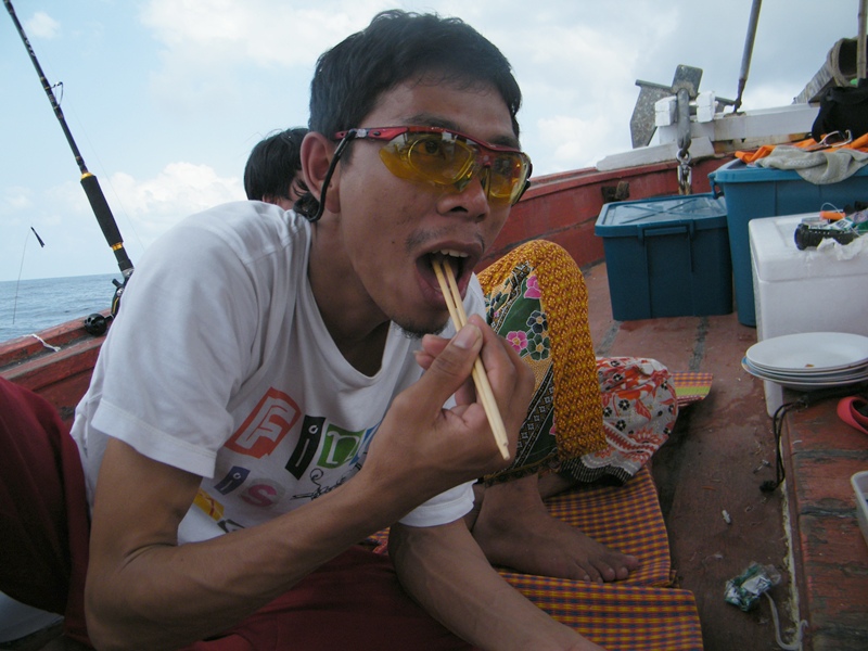 อะหร่อยจริงๆเหรอ...ขอโออีกสักคำนะ..น้าโอจะกินตะเกียบหรือกินปลาดินนะ  อ้าซะกว้างเลย :laughing: :laugh