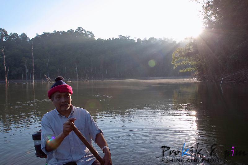 กับตันเรือของผมครับ ลุงไพรแกเป็นมือหนึ่งของที่นี่เลยครับ