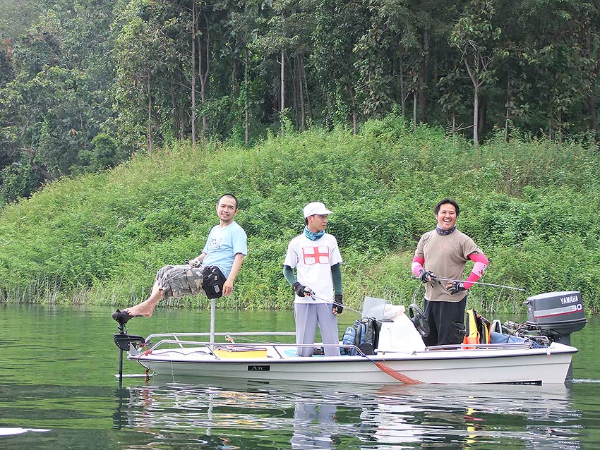 เรือทรงนี้แถวบ้านผมมีใช้กับเยอะเลยครับเขื่อนไม่ค่อยใหญ่เหมือนที่อื่น และเนื่องจากลำเล็ก กั๊กๆระหว่าง