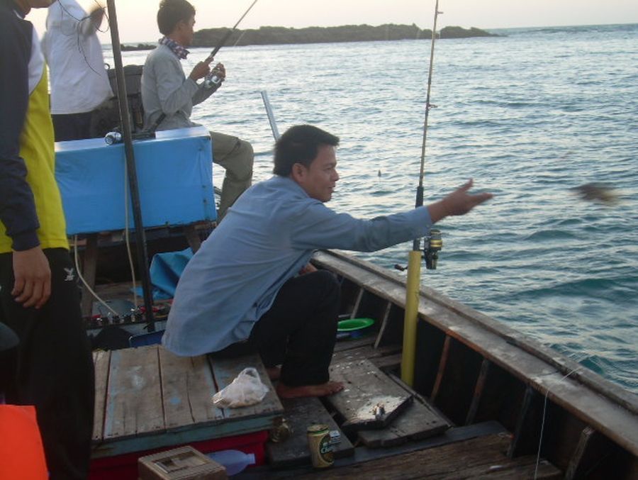 โก้ไก่ทำพิธีปล่อยปลาครับ  :grin: :grin: