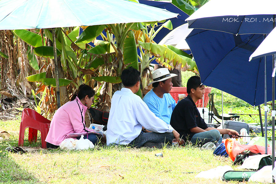 คกก ของเราก็เริ่มประชุมกันกลางแดด...