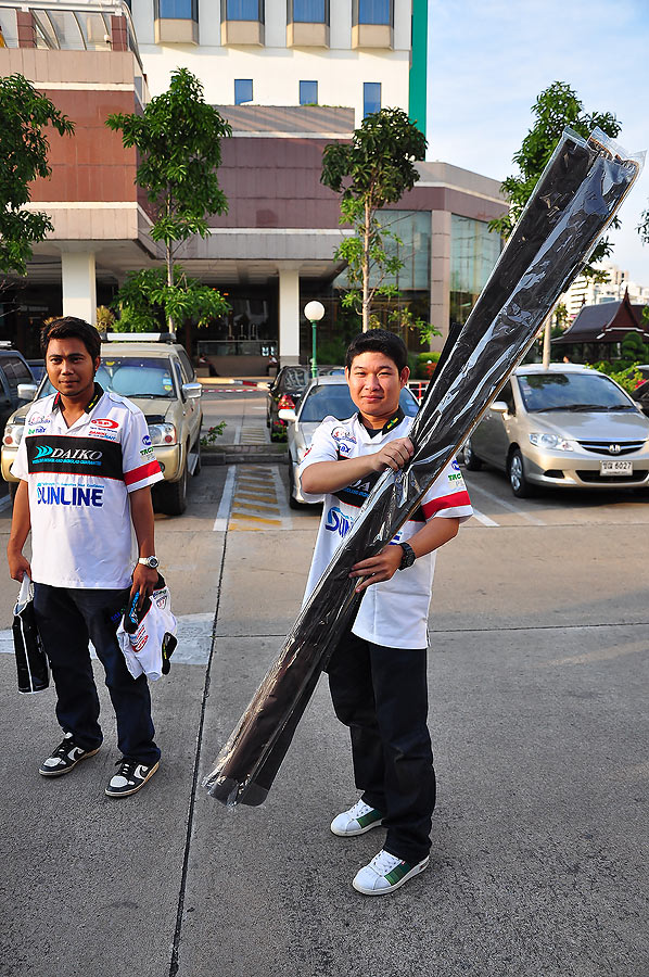 นั่นนายเม่นกับนายอ็อดมาถึงพอดี แบกคันไดโกะมามอบให้ผู้ที่เป็นแชมป็ปีซะด้วย :ohh: :ohh: :ohh: