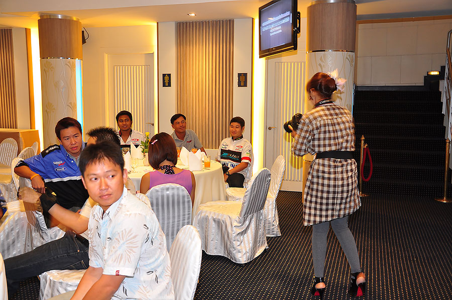 ให้ทายคนที่กำลังถ่ายรูปเป็นใคร (งานนี้ไม่มีของรางวัลน่ะครับ) :grin: :grin: :grin: