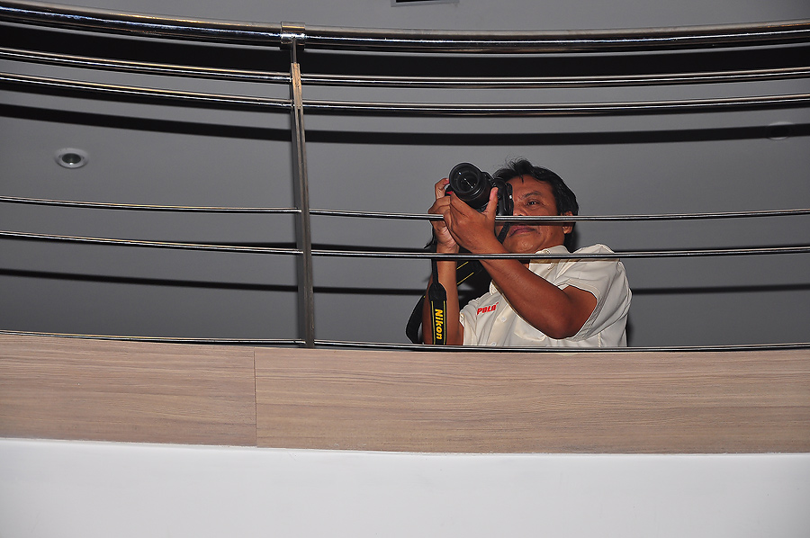 ป๊าดดดดดดดดด..............มีตากล้องผู้โดดเดี่ยวอยู่คนอ่ะ พกแต่เลนส์ 75-300 ต้องไปถ่ายข้างบนโน้นอ่ะคร