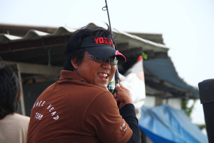 น้าแม็กไส้แตกของเราก้อมา เค้าให้ตกปลาดันไปตกยอดมะขามเทศ :laughing: :laughing: :laughing: :laughing: