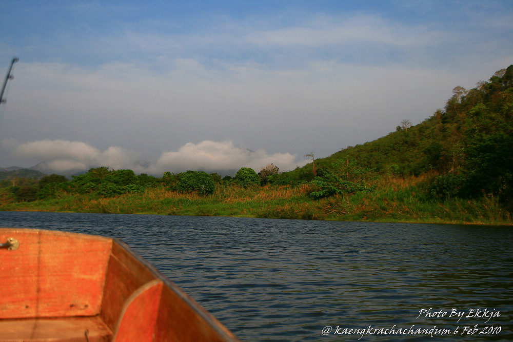  :smile: บรรยากาสยามเช้า หมอกยังมีให้เห็น เอ๋ เรามานั่งเรือเที่ยวหรือตกปลาหว่า เอิ๊กกกกกก  :grin: