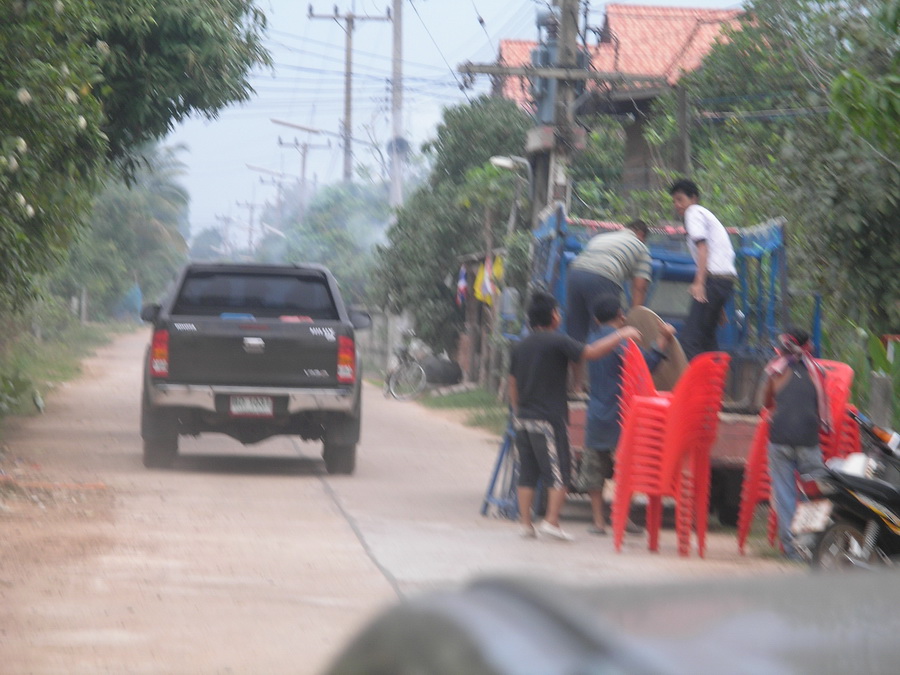 ผ่าน มาเจอ บ้าน งาน เลี้ยง ที่ ชาว บ้า