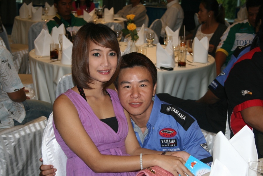 หันมาอีกที่...ดูมันทำ..แหมดูแล้วหมั่นไส้จริงๆนะเนี่ย


 [q]ถึงบ้านปลอดภัยดีครับพี่ [/q]
อย่าลืมง