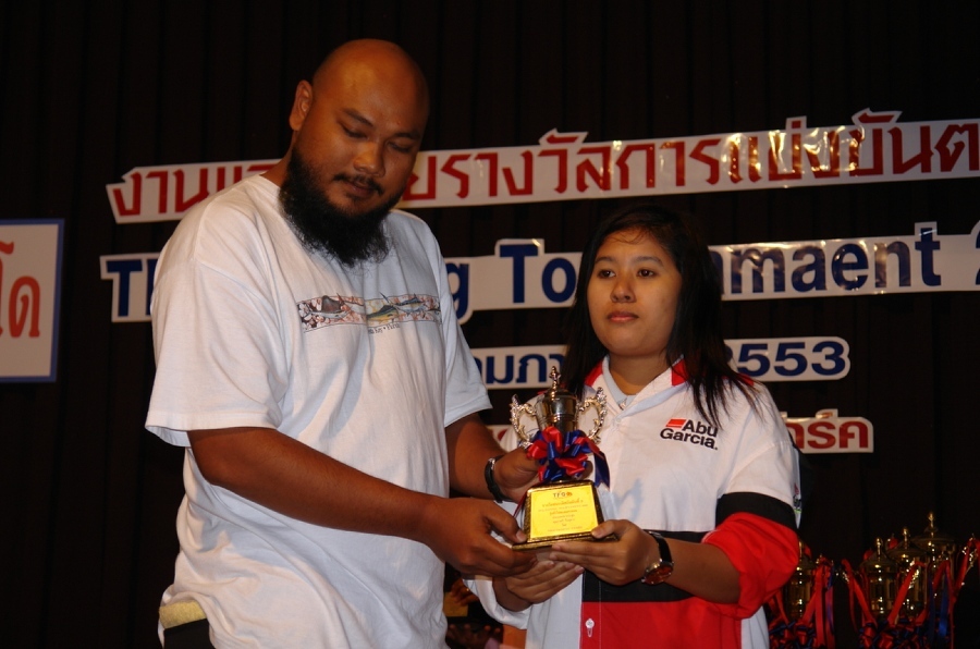 
รางวัลชนะเลิศอันดับที่ 5 สะสมคะแนนปลากระสูบ น้องราตรีจาก เพียวฟิชชิ่ง  ผู้หญิงคนเดียวเลยครับ