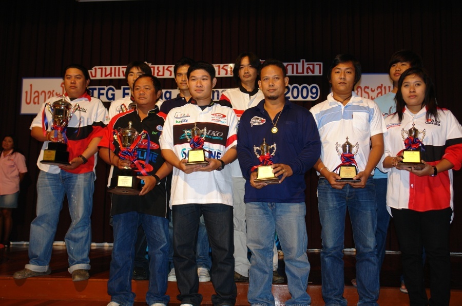 ภาพหมู่ของนักกีฬาตกปลาประเภทปลากระสูบสะสมคะแนนทั้ง 10 ท่านครับ

ส่วนอันดับที่ 9 นั้นกาพมันเสียครับ