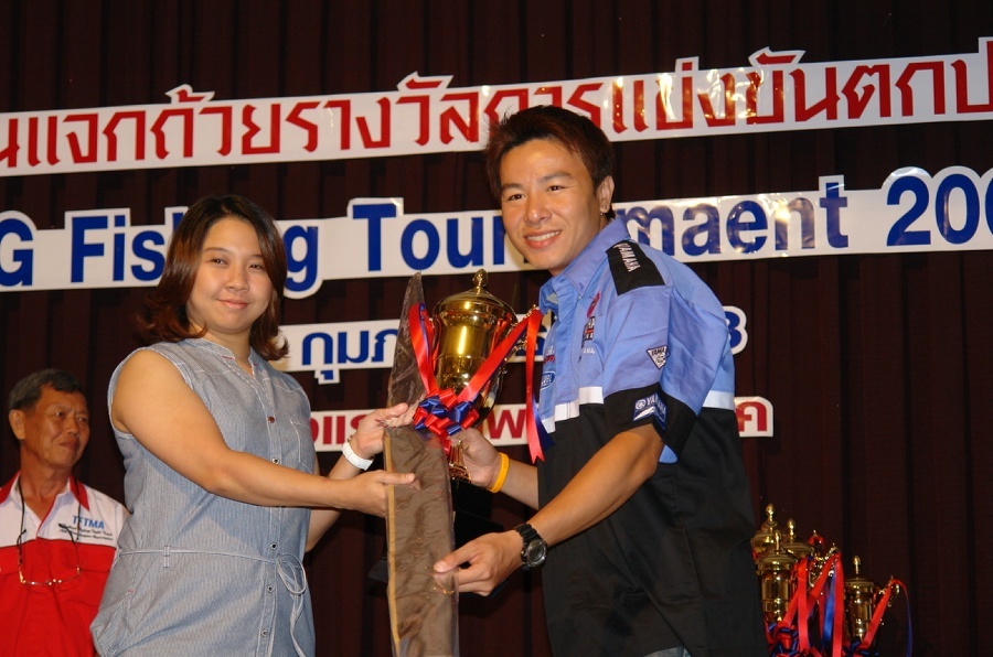 รับรางวัลจาก บ.สยามแทคเกิล เป็นคันเบ็ด มูลค่า 1หมื่นกว่าบาทครับเห็นแล้วไฟท่วมตาอีกแล้วครับ  ในส่วนขอ