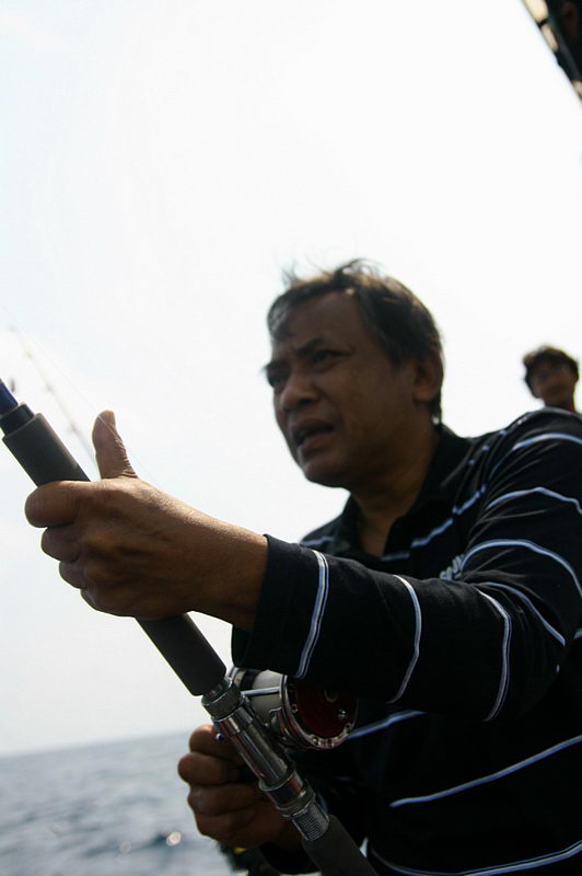 ทันใด...นั้นเหตุการณ์ที่ท้ายเรือก็บังเกิดขึ้น
ตามด้วยเสียงให้เรือหยุด.....เบา...บาาาาว :spineyes: