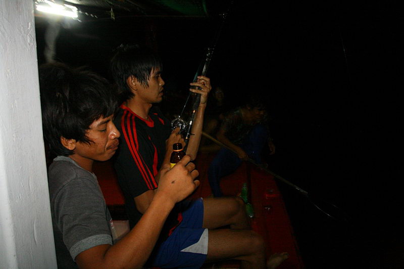 เข้าหมาย เด็กเรือกำลังงง...จ้วงเอ็มร้อย ปากก็ร้องว่าปลากินๆ
น้าไหว..ตูรู้แล้วกำลังเย่อ...อย่ามามั่ว
