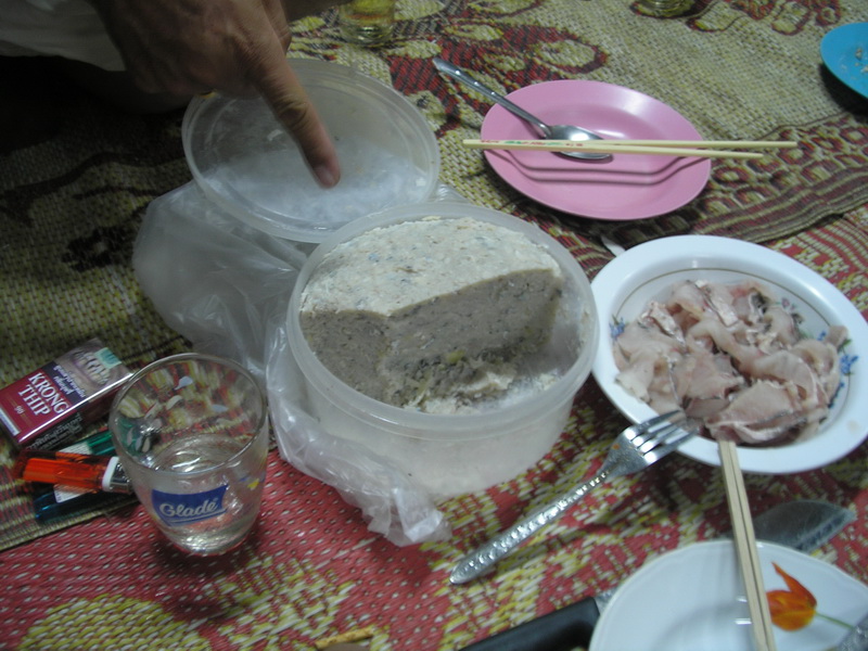 จาน ที่2.  ส้มปลา ชะโด...พี่ โรจณ์ คับ....

กับ เนื้อ ปลา ช่อน ที่ เรา ไป หามา ใน วันนั้น คับ :gri