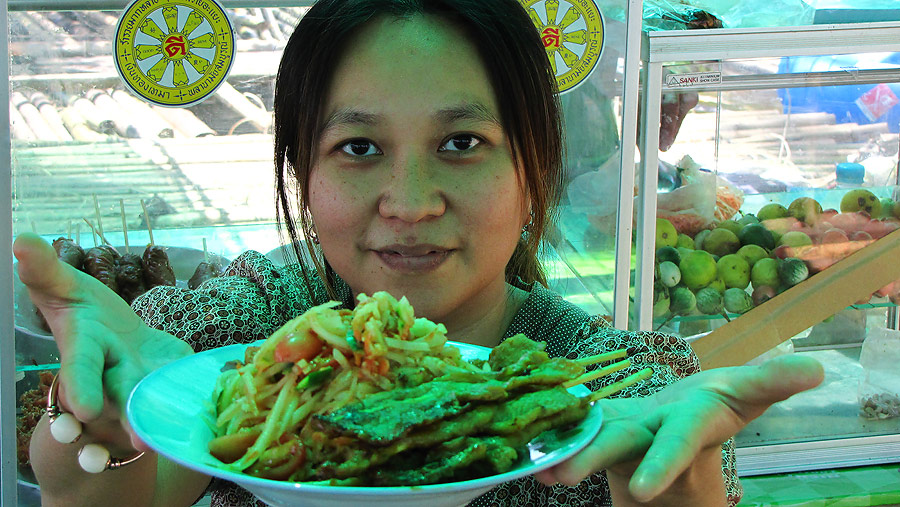 รายการอาหารกลางวันก็คือ    .......   ส้มตำไทย   กะ   หมูปิ้ง  (เอามาเอง)    และก็........... :cool: 